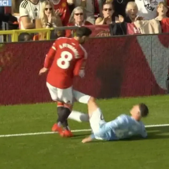 Phil Foden Diganjar Kartu Merah saat Derby Manchester Usai Tendang Bruno Fernandes
