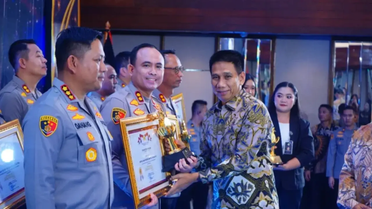 Kapolres Bantul AKBP Bayu Puji Hariyanto saat menerima penghargaan dalam penganugerahan Kompolnas Awards 2026 di Hotel Sari Pacific, Jakarta, Kamis, 17 September 2026. (Foto: Humas Polres Bantul)