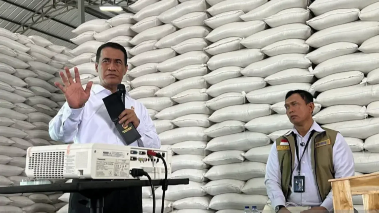 Kepala Bapanas Andi Amran Sulaiman di Gudang BULOG