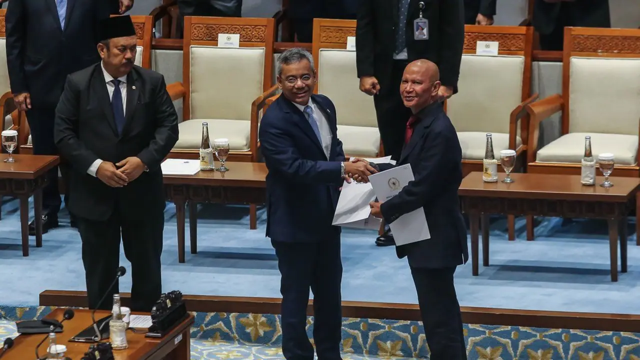 Menkeu Suahasil Nazara bersama Menteri PPN /Kepala Bappenas Rachmat Pambudy
