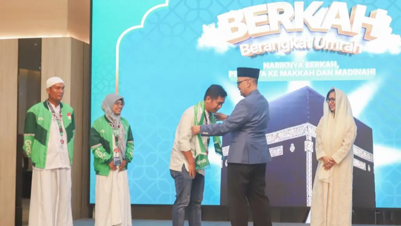 Menteri Haji Dan Umrah Mochamad Irfan Yusuf Kedua Kanan Didampingi Chief Executive Officer