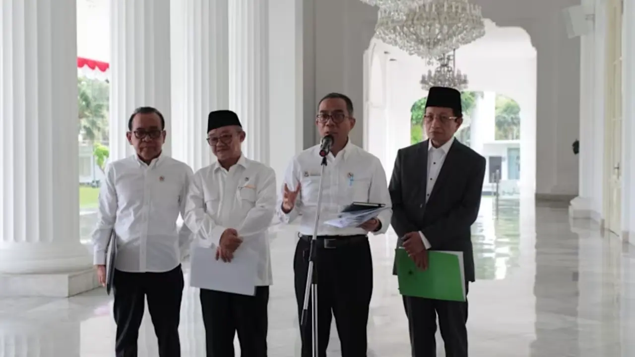 Pratikno, Abdul Mu'ti, Brian Yuliarto, dan Nasaruddin Umar memberikan keterangan pers usai mengikuti rapat terbatas dengan Presiden Prabowo Subianto di Jakarta, Rabu (23/9)