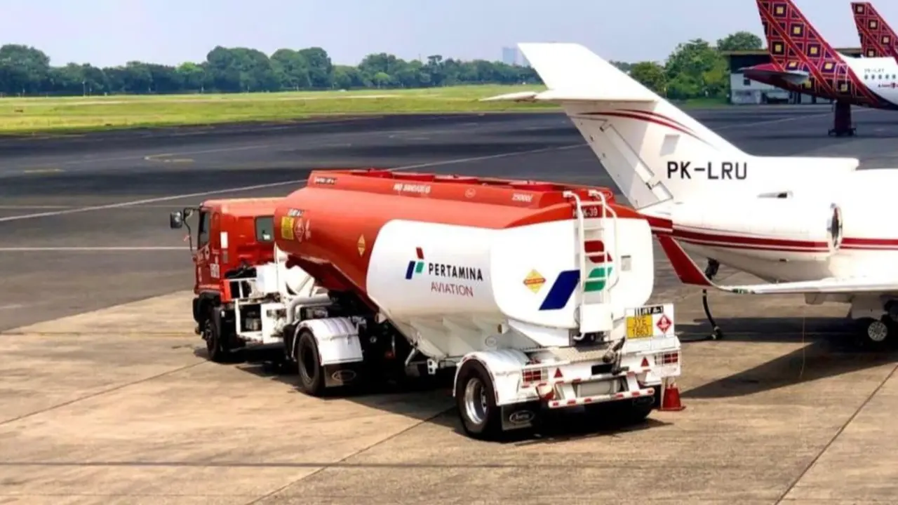 Mobil tanki Pertamina bawa Avtur