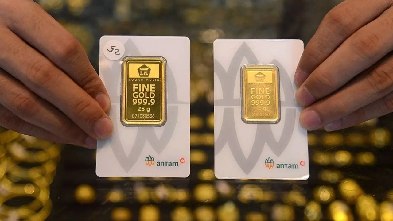 Pedagang perlihstksn emas produksi PT Aneka Tambang Tbk (Antam) di pusat perdagangan logam mulia