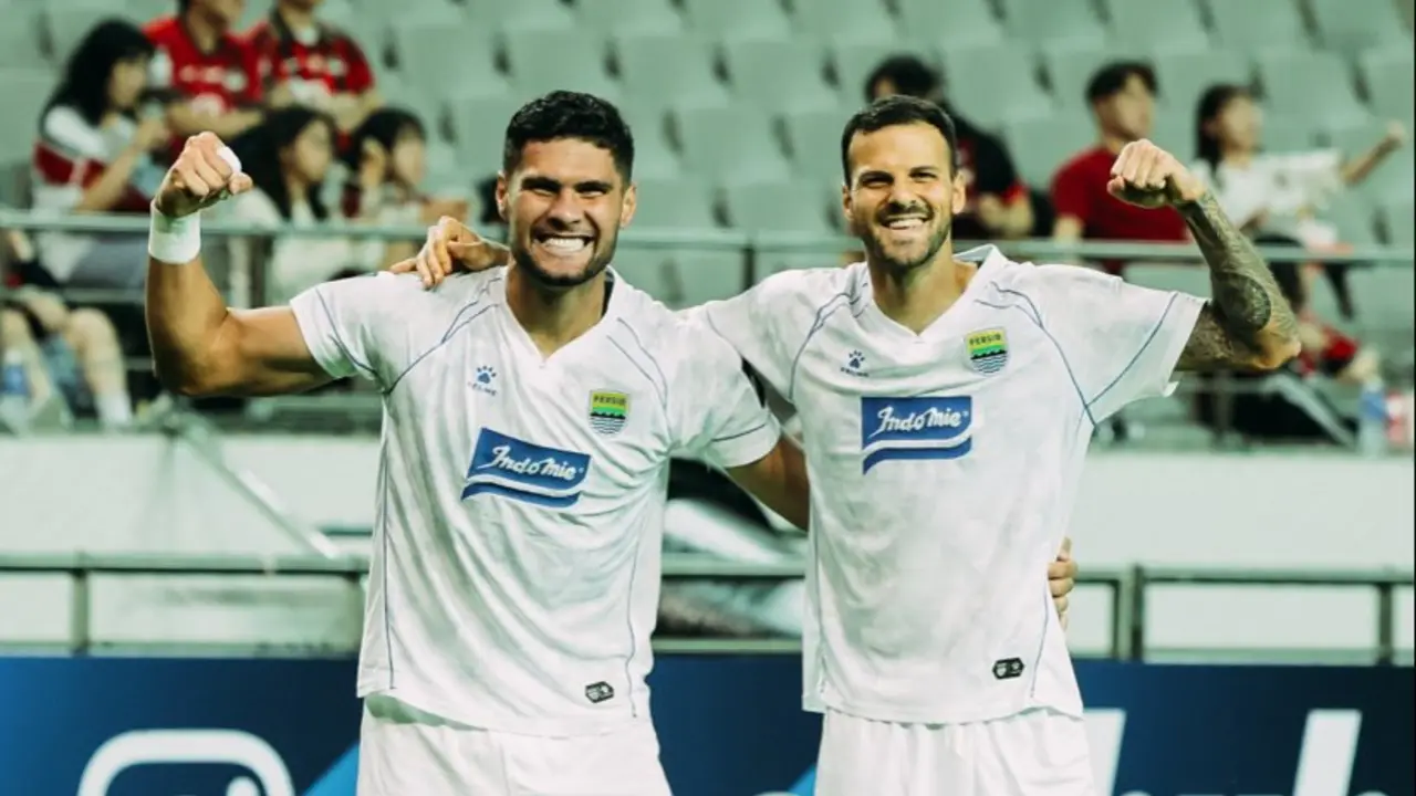 Pemai Persib Selebrasi Angkat Tangan