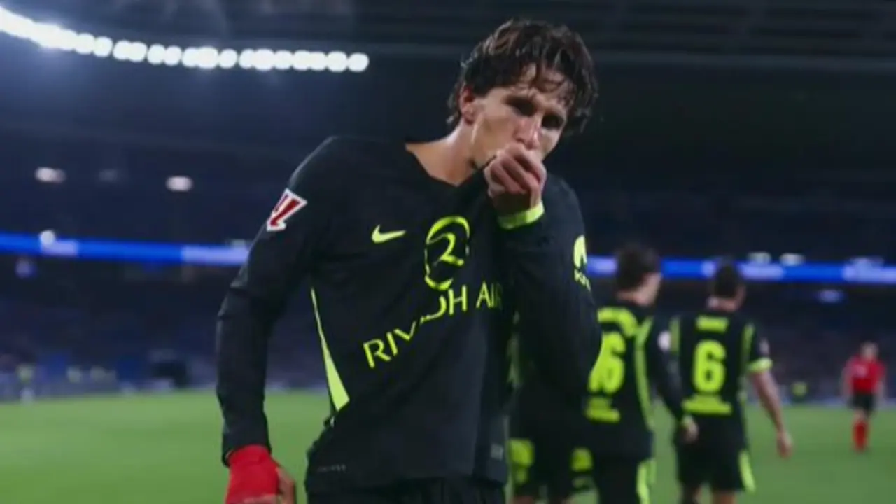 Pemain Atletico Madrid selebrasi cium logo tim