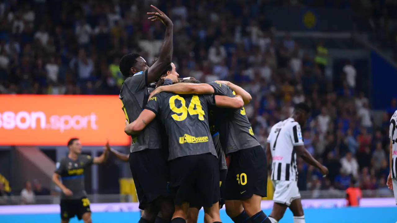 Pemain Inter Selebrasi Saling Berpelukan