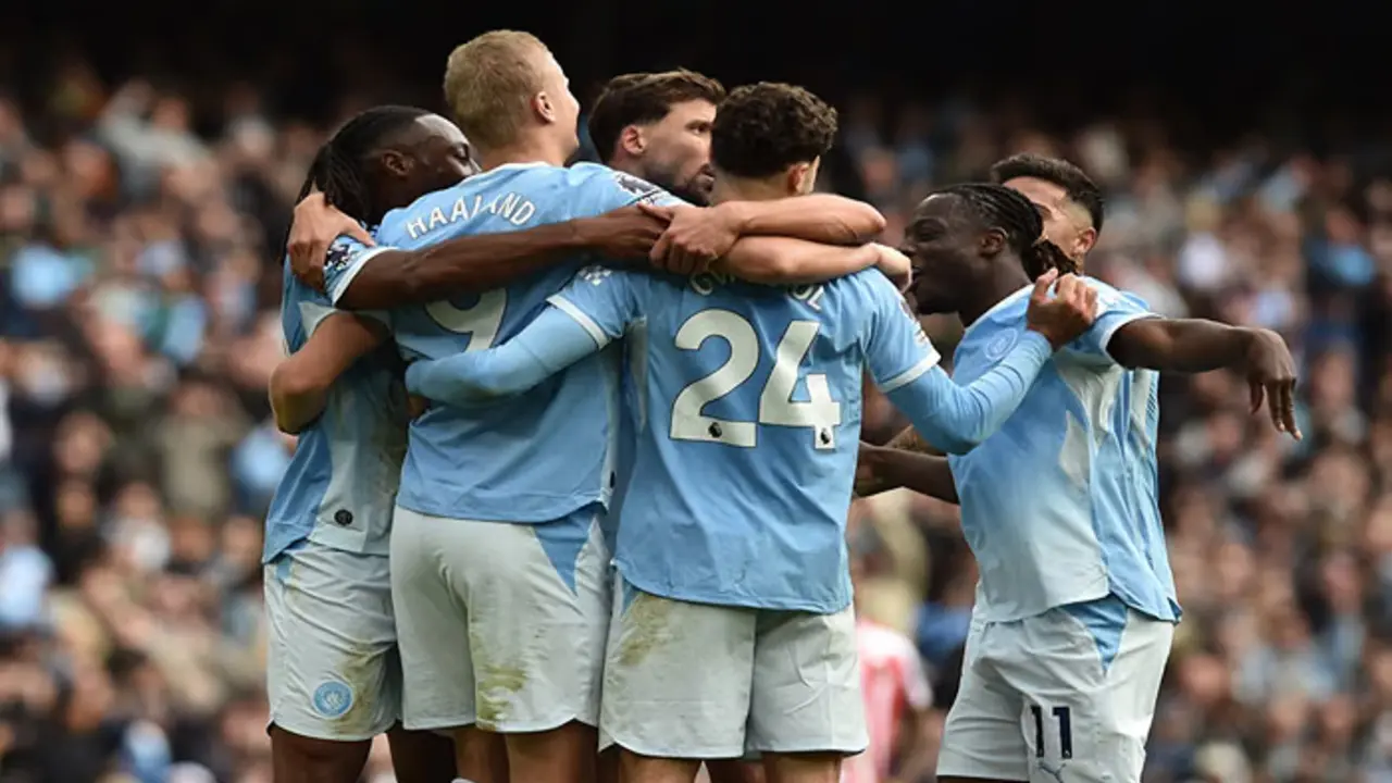 Pemain Manchester City saling berpelukan