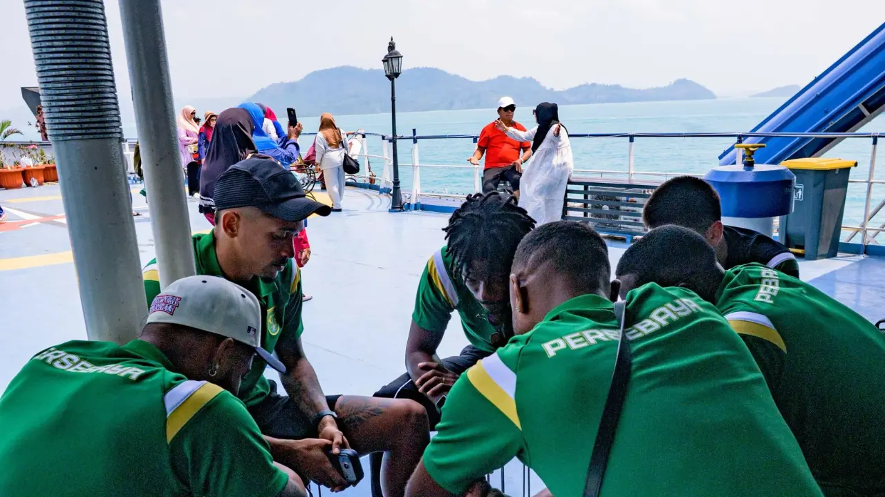 Pemain Persebaya Pulang Naik Kapal Imbas Erupsi Gunung Anak Krakatau