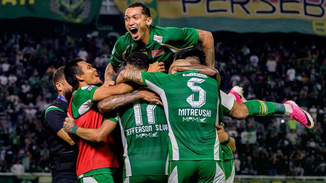 Pemain Persebaya Selebrasi Setelah Cetak Goal Lawan Psim