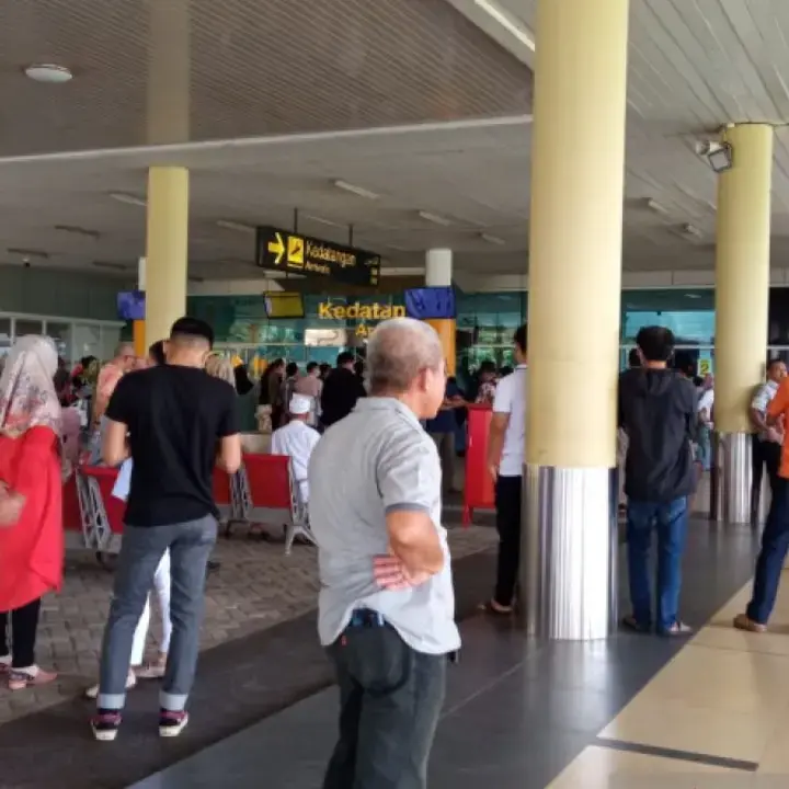 Penumpang Bertahan di Bandara Jambi Akibat Pembatalan Penerbangan Imbas Erupsi Anak Krakatau