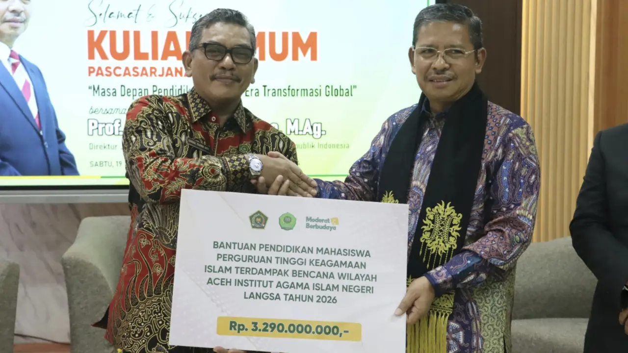 Penyerahan bantuan secara simbolis oleh Dirjen Pendidikan Islam kepada IAIN Langsa