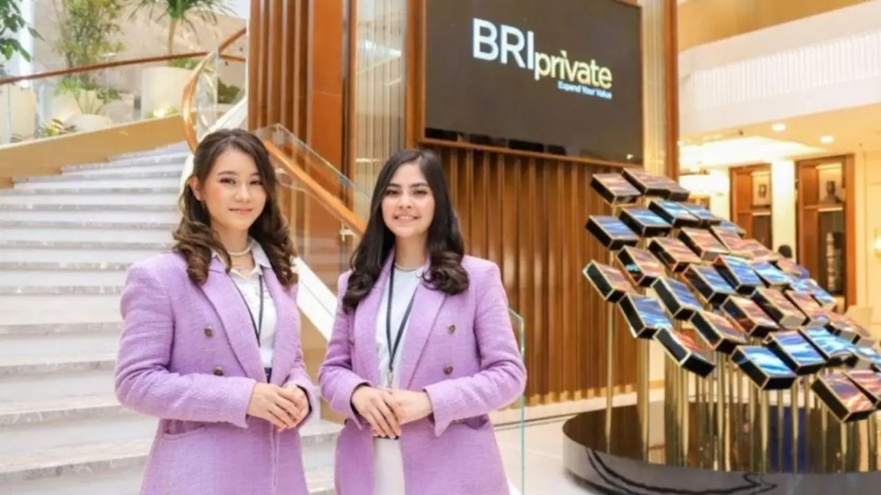 Petugas Pelayanan BRI Privat