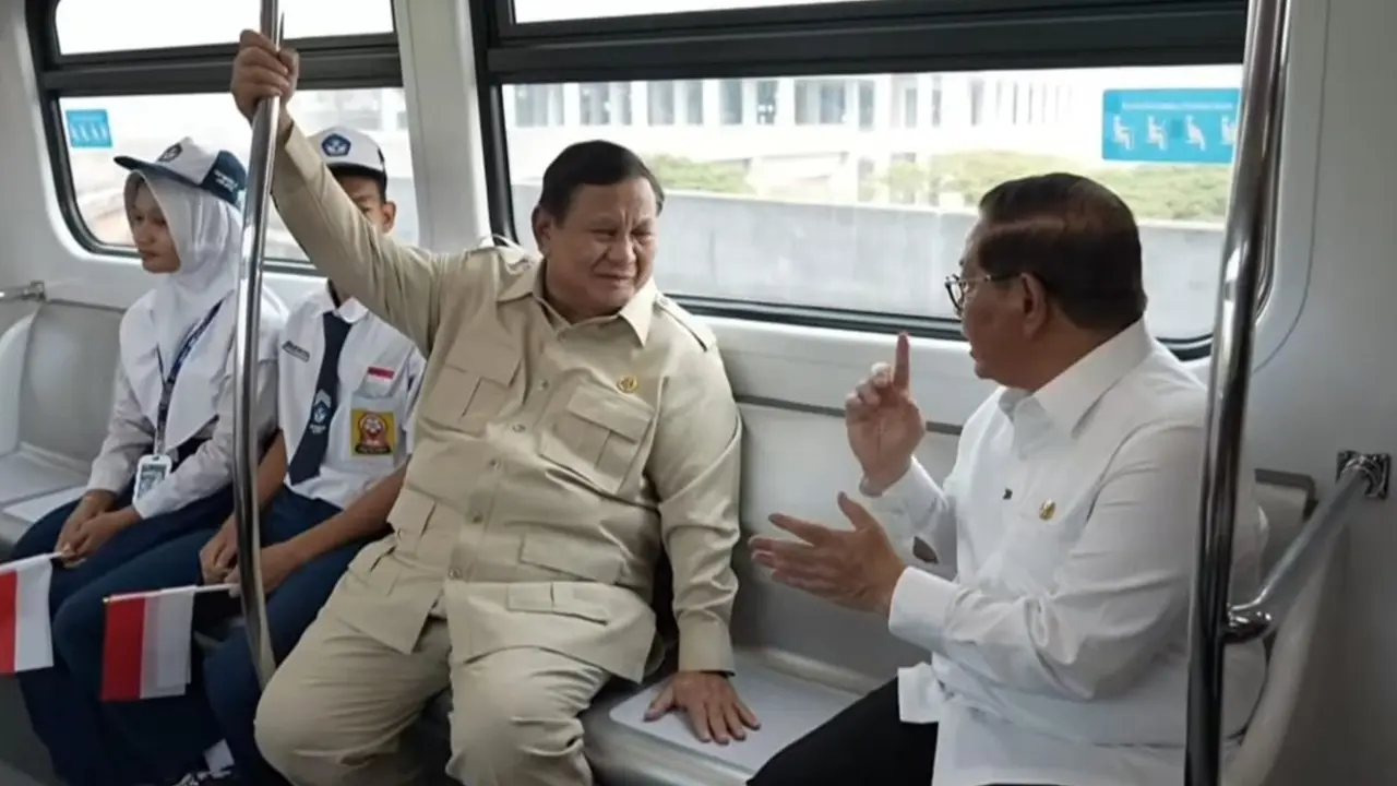 Presiden RI Prabowo Subianto dan Gubernur DKI Jakarta Pramono Anung saat menaiki LRT