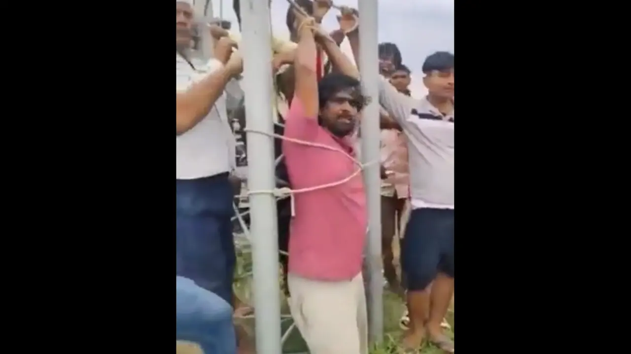 Teknisi Telekomunikasi India di Ikat di menara seluler