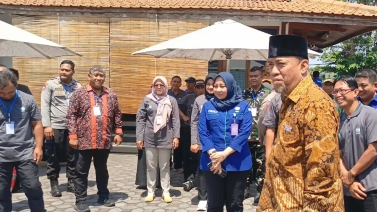Wakil Bupati Magetan Suyatni Priasmoro (kemeja batik berpeci) turut mengikuti simulasi Gempa Bumi bersama BMKG