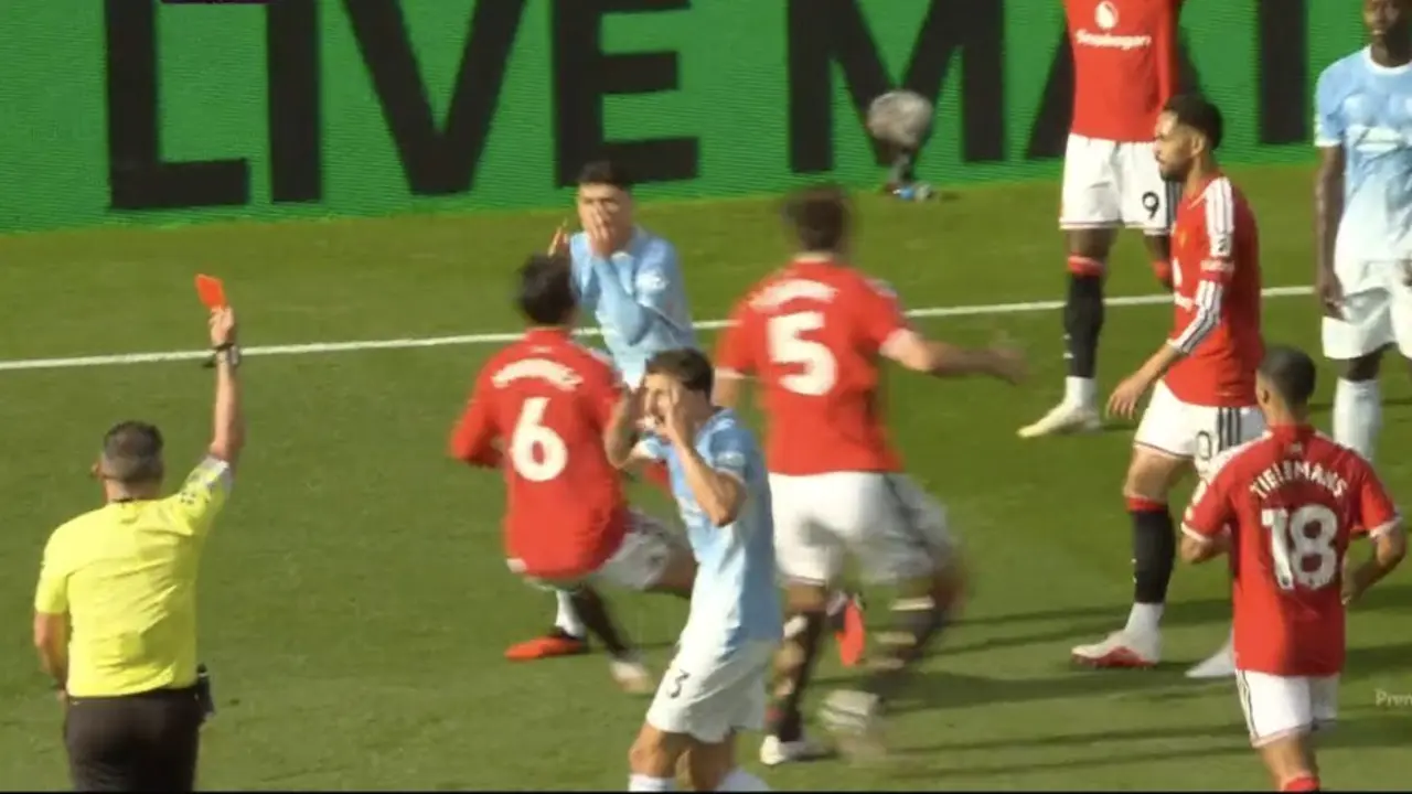 Wasit kasih kartu merah ke Phil Foden