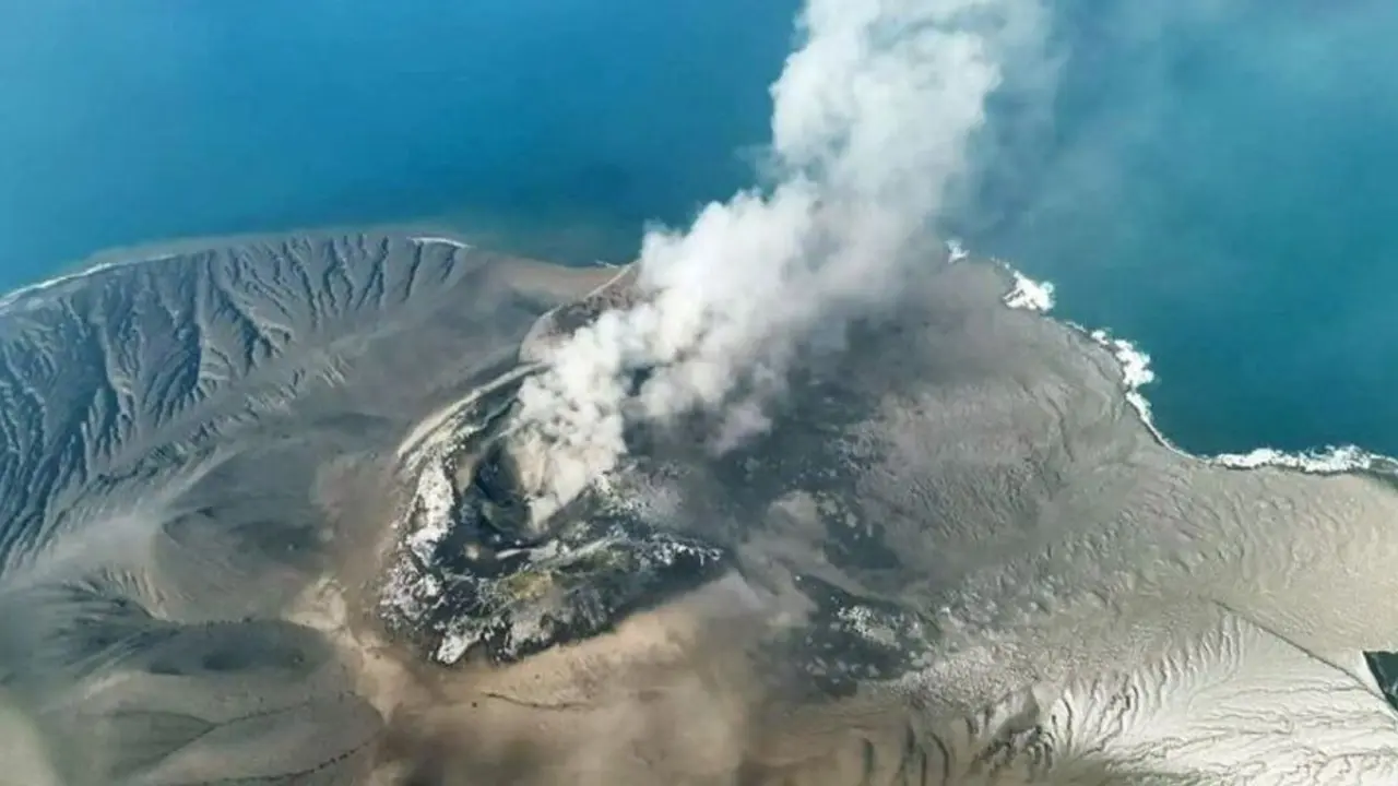 Anak Krakatau Erupsi Enam Kali, Sementara Merapi Luncurkan Lava Sejauh 2 Kilometer Anak Krakatau Erupsi Enam Kali, Sementara Merapi Luncurkan Lava Sejauh 2 Kilometer