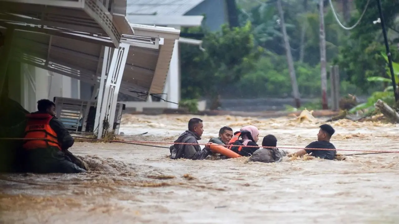 Banjir Bandang Rendam 120 Rumah Di Padang 498 Jiwa Terdampak Dan 238 Warga Berhasil Dievakuasi