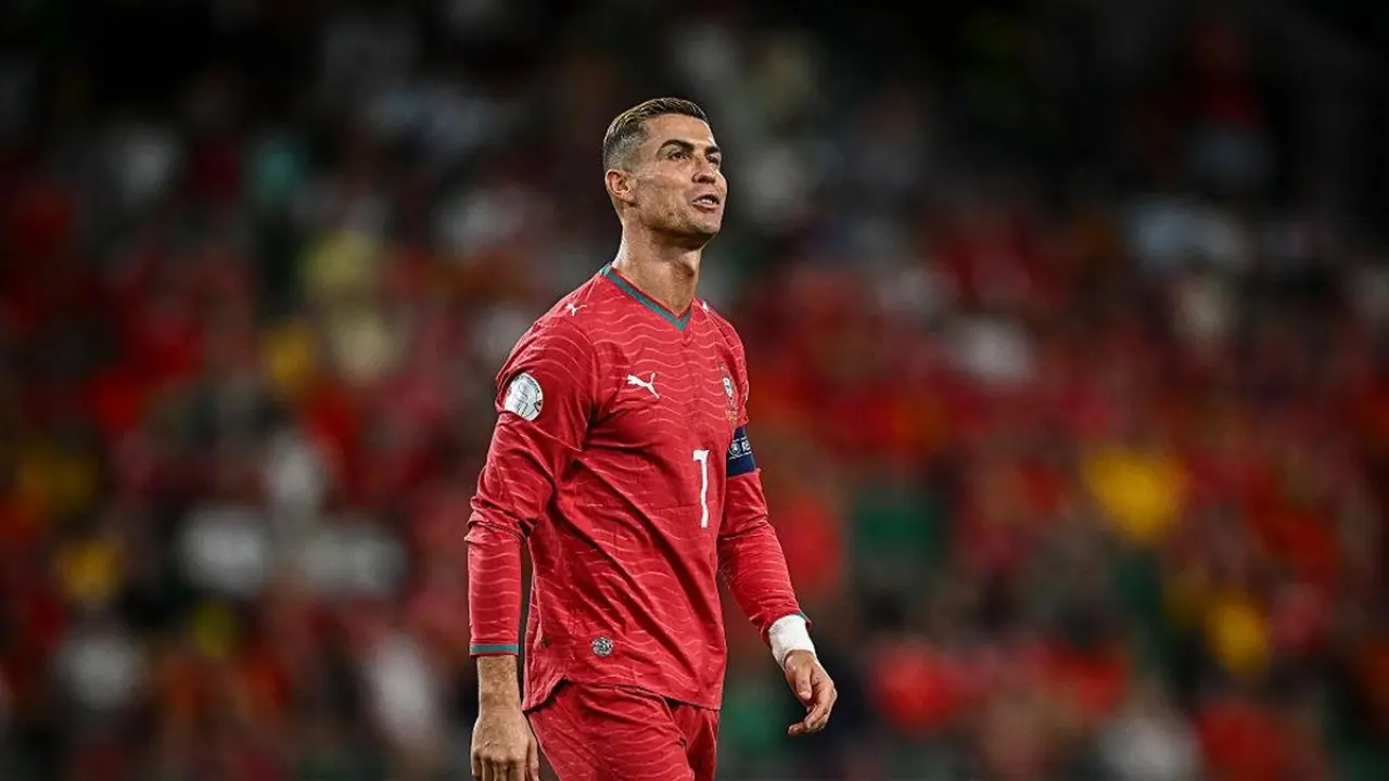 Cristiano Ronaldo Diskors 30 Hari oleh Portugal, Jauh Lebih Ringan dari Hukuman Ricardo Carvalho Cristiano Ronaldo Diskors 30 Hari oleh Portugal, Jauh Lebih Ringan dari Hukuman Ricardo Carvalho