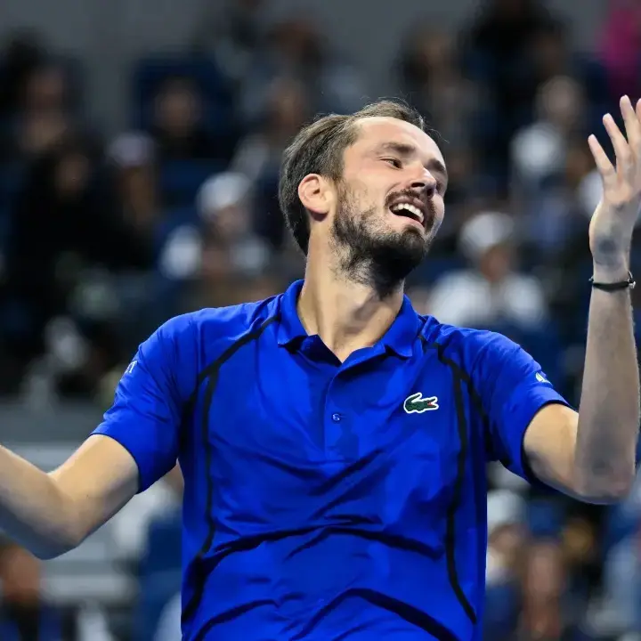 Daniil Medvedev Didiskualifikasi dari Semifinal China Open 2026 Usai Bola yang Dipukulnya Mengenai Penonton di Tribun
