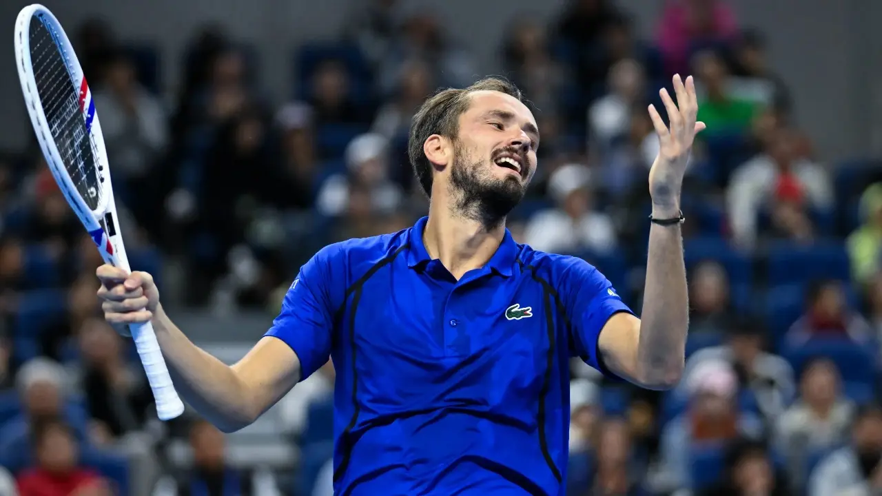 Daniil Medvedev Didiskualifikasi Dari Semifinal China Open 2026 Usai Bola Yang Dipukulnya Mengenai Penonton Di Tribun