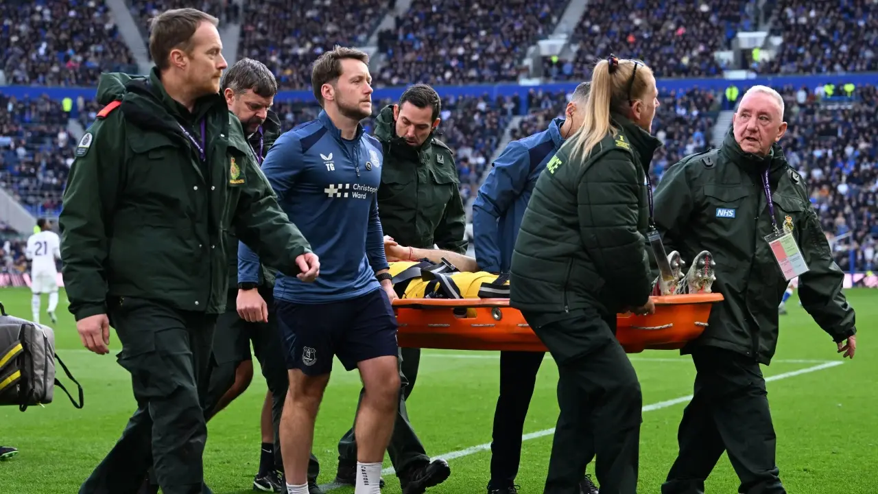 Emiliano Martinez Jalani Operasi Patah Rahang Usai Benturan dengan Branthwaite