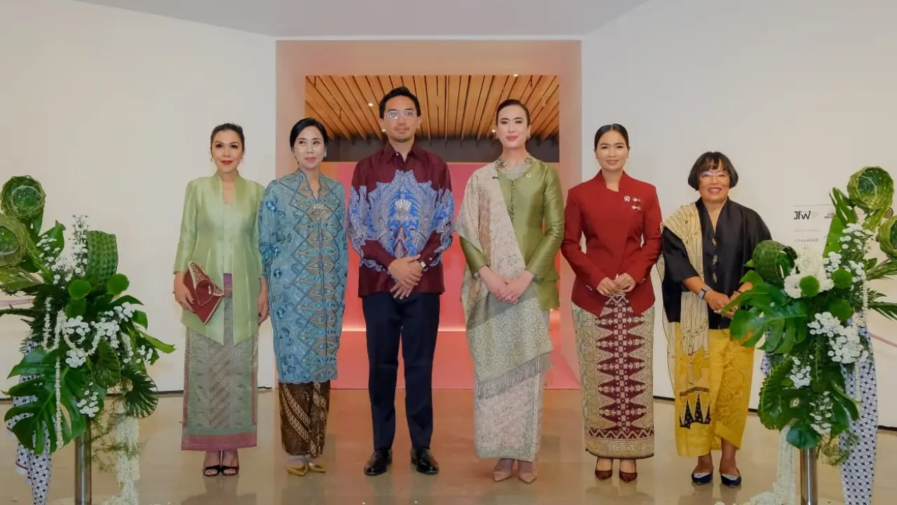Jakarta Fashion Week Hadirkan Waves of Weave, Pamerkan 42 Koleksi Wastra dan Kebaya dari Asia Tenggara