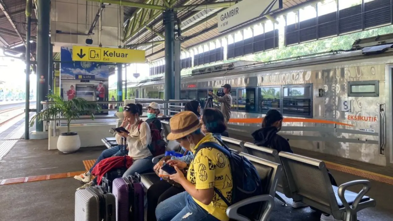 KAI Pastikan Kereta dari Stasiun Gambir Tetap Berangkat Sesuai Jadwal Meski Ada Demo di Jakarta Hari Ini KAI Pastikan Kereta dari Stasiun Gambir Tetap Berangkat Sesuai Jadwal Meski Ada Demo di Jakarta Hari Ini