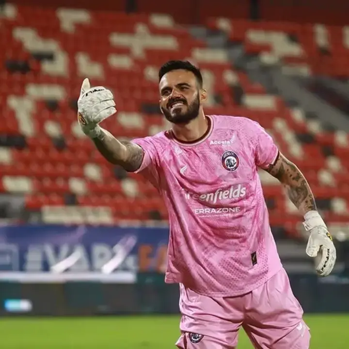 Mantan Kiper Arema FC Lucas Frigeri Berpeluang Debut Saat Isenmulang FC Menjamu Persebaya