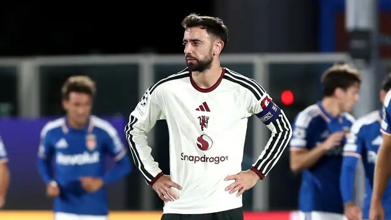 Michael Carrick Balas Kritik Bruno Fernandes Usai MU Dibantai Como 1-4 di Liga Champions