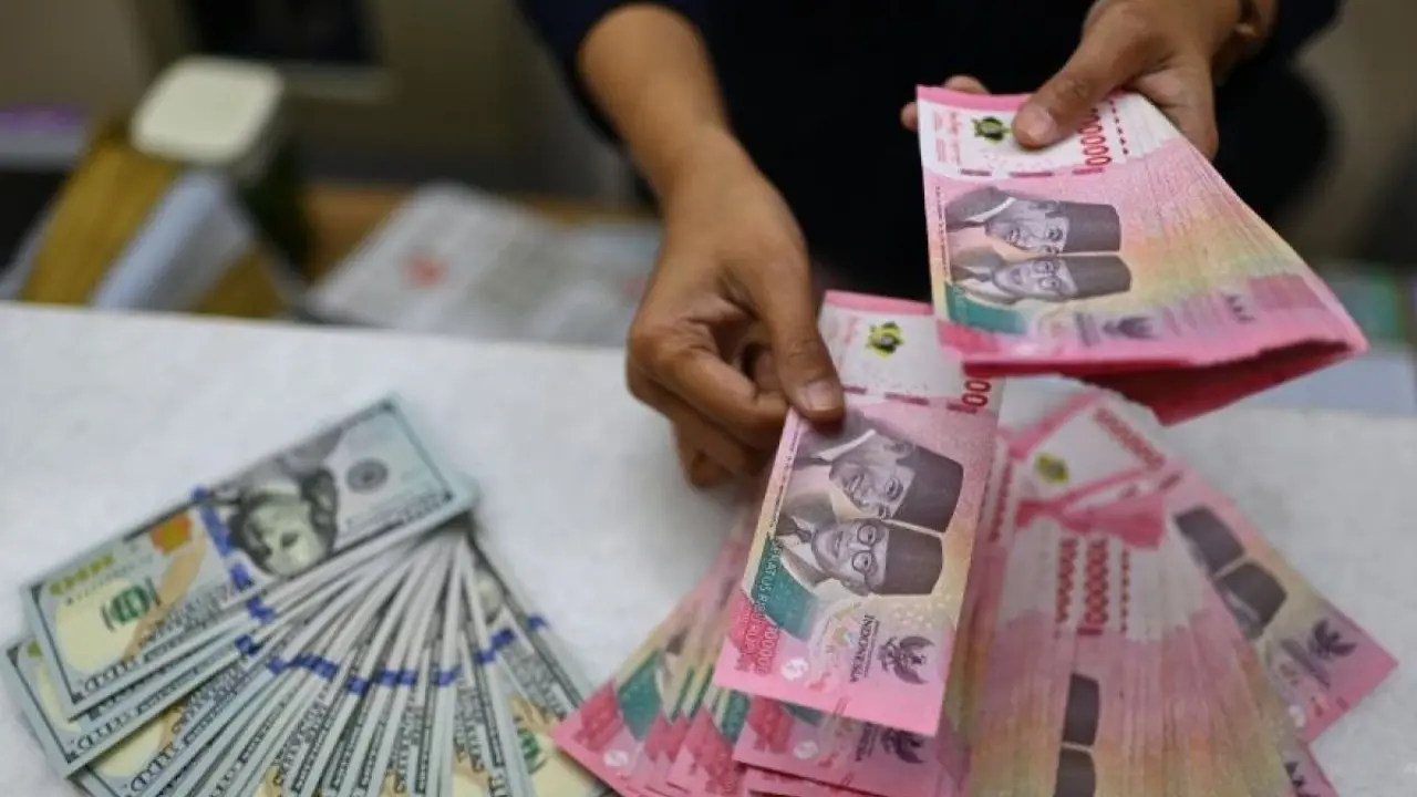Nilai Tukar Rupiah Melemah 0,30% ke Rp18.135 per Dolar AS pada 27 Oktober, Sentimen Global Masih Membayangi Nilai Tukar Rupiah Melemah 0,30% ke Rp18.135 per Dolar AS pada 27 Oktober, Sentimen Global Masih Membayangi