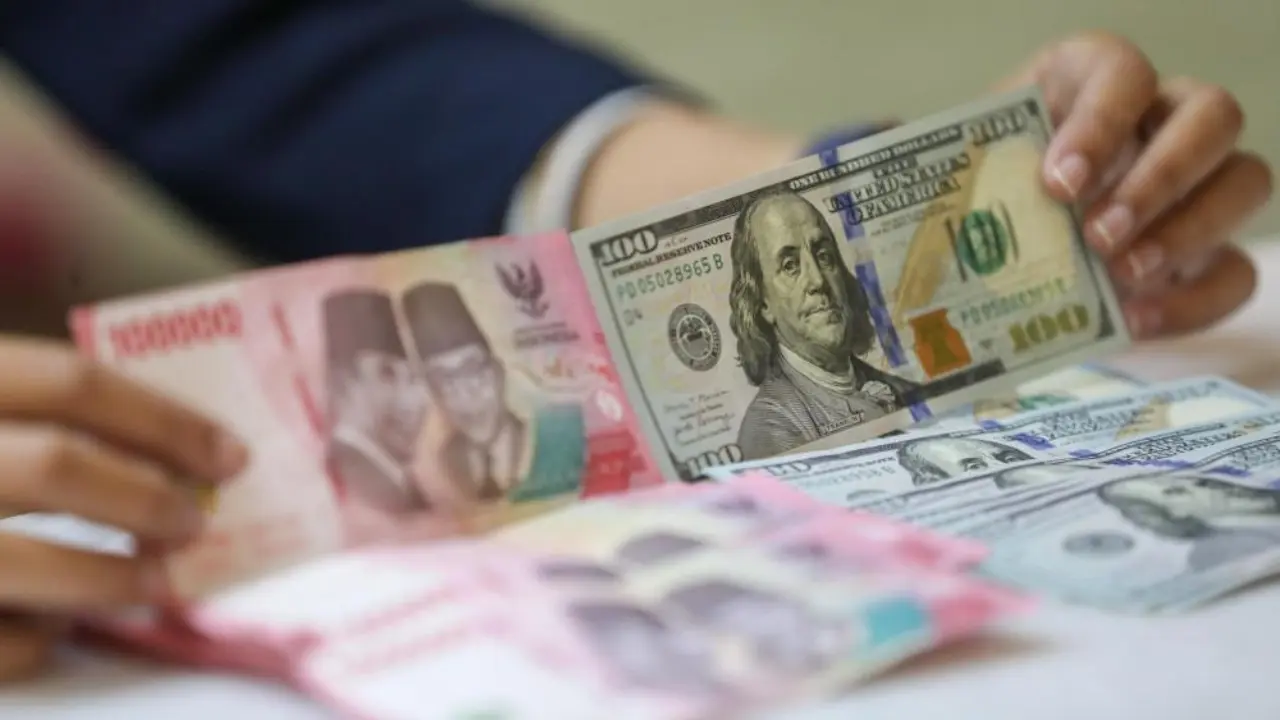 Nilai Tukar Rupiah Melemah ke Rp17.948 per Dolar AS pada 15 Oktober, Pasar Menanti Keputusan Suku Bunga The Fed