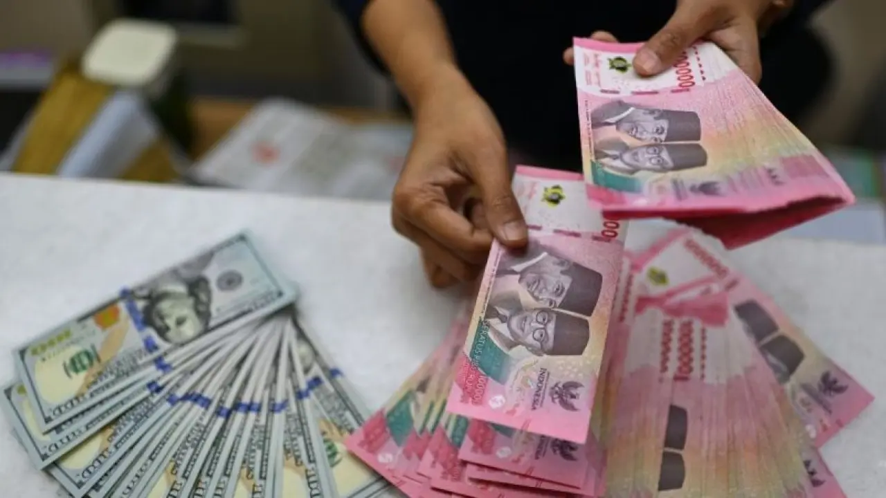 Rupiah Tembus Rp18.038 per Dolar AS pada 16 Oktober, Sentimen MSCI Tekan Nilai Tukar