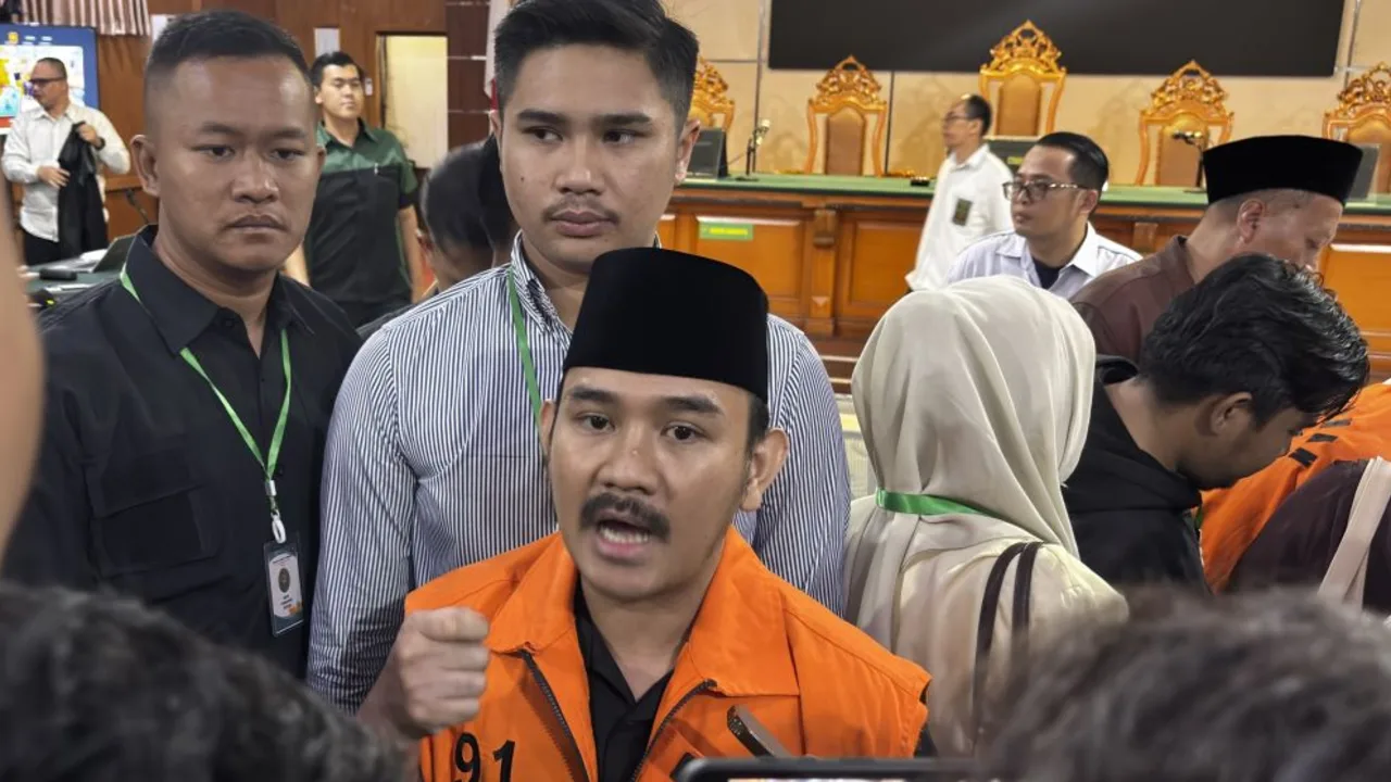 Mendagri Berhentikan Ade Kuswara Kunang dari Jabatan Bupati Bekasi Mendagri Berhentikan Ade Kuswara Kunang dari Jabatan Bupati Bekasi