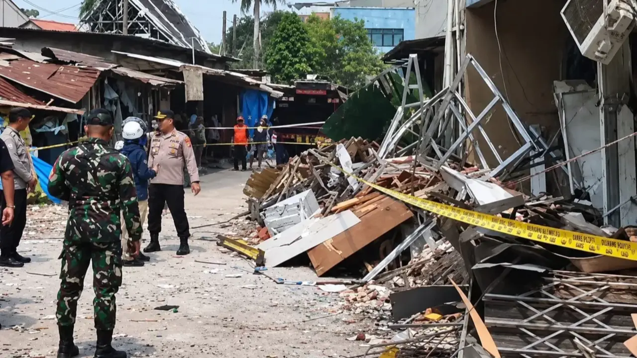 Polisi Mulai Bersihkan Pasar Cimanggis Usai Insiden Ledakan Maut