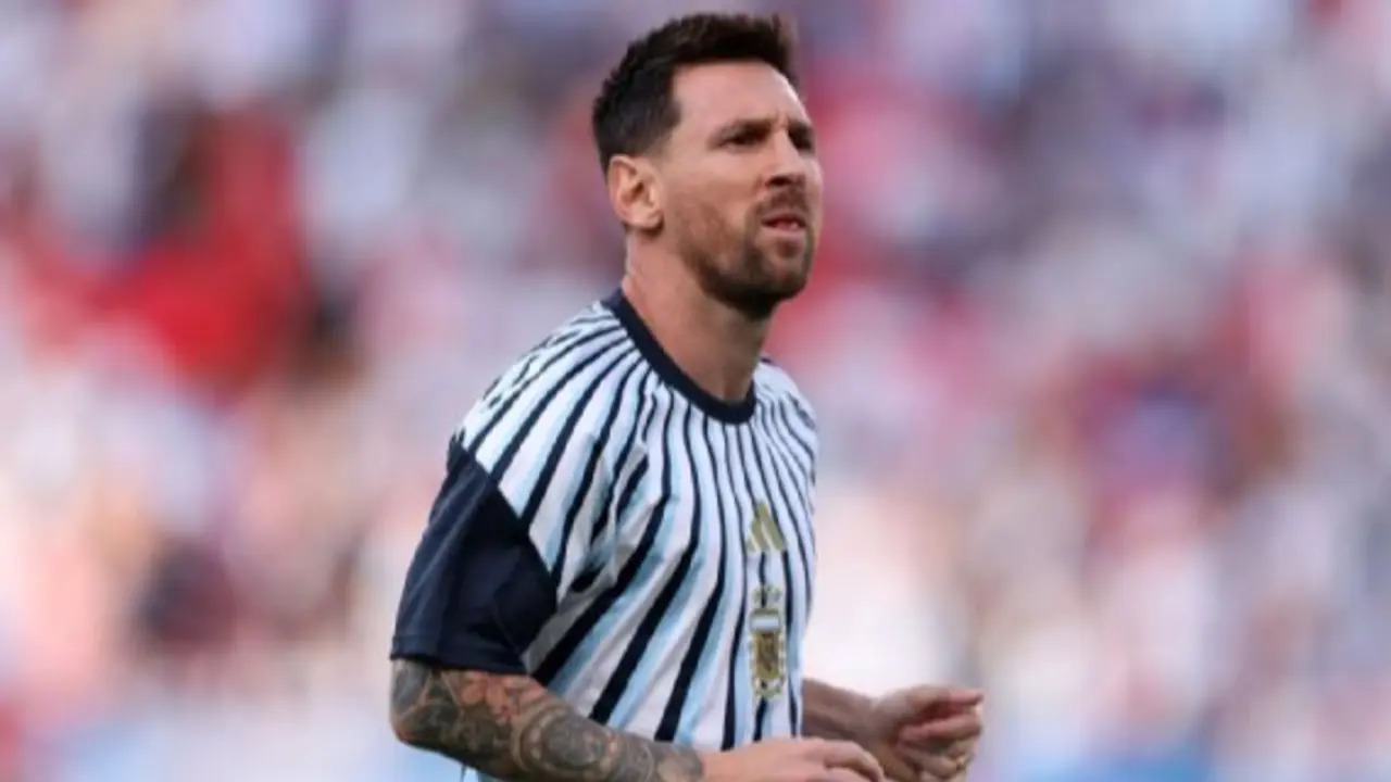 Lionel Messi Kembali Merumput Bersama Timnas Argentina Di Laga Perpisahan Di Tanah Kelahirannya (sumber: Alex Pantling Fifa/fifa Via Getty Images)