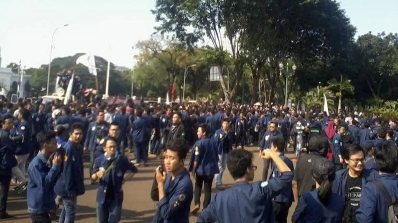 Demo Mahasiswa Trisakti Hari Ini di Istana Negara Bawa Tritura, Ini 3 Tuntutannya Demo Mahasiswa Trisakti Hari Ini di Istana Negara Bawa Tritura, Ini 3 Tuntutannya