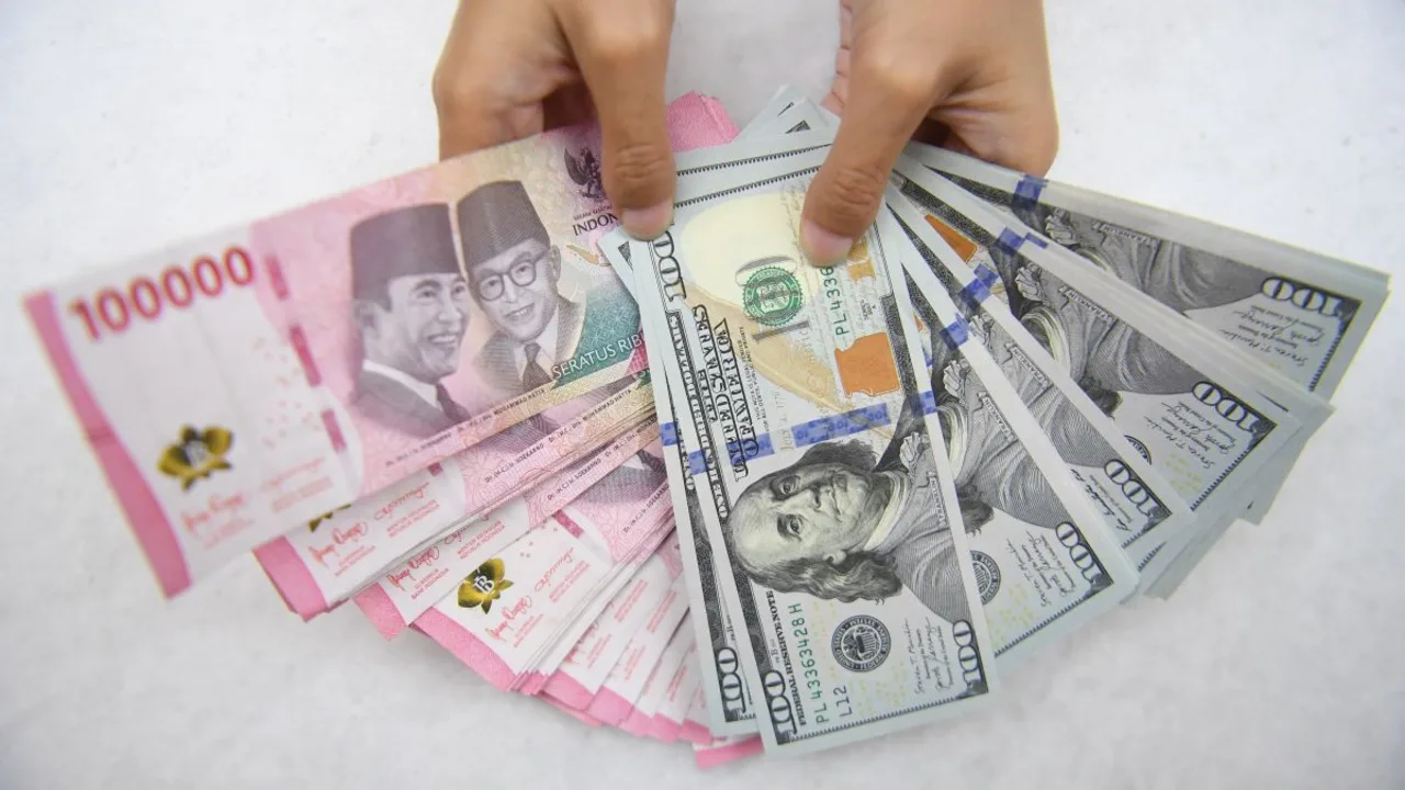 Rupiah Anjlok ke Rp17.938 per Dolar AS Hari Ini 15 Oktober, Ini Faktor Pemicunya