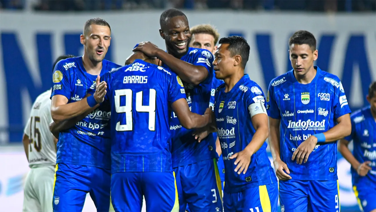 Pemain Persib Bandung Selebrasi Saling Berpelukan