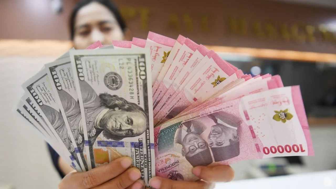 Petugas Menghitung Mata Uang Rupiah Dan Dolar As