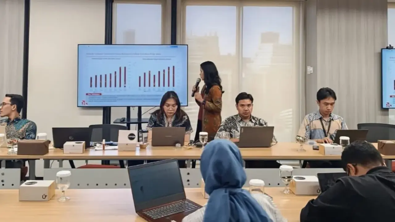 Research Associate Ifg Progress Rosi Melati Memaparkan Laporan Riset