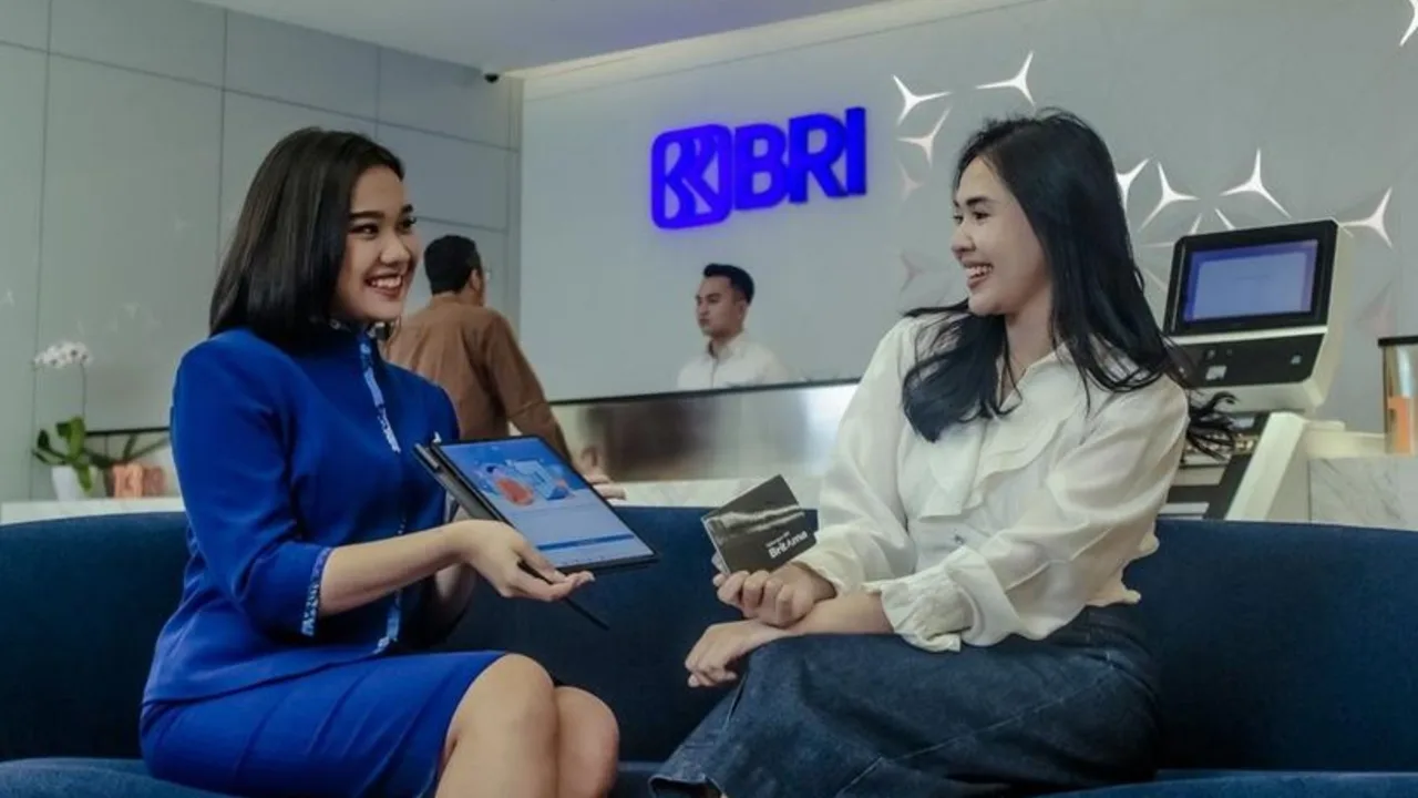 Seorang Nasabah Sedang Menerima Penjelasan Dari Customer Service