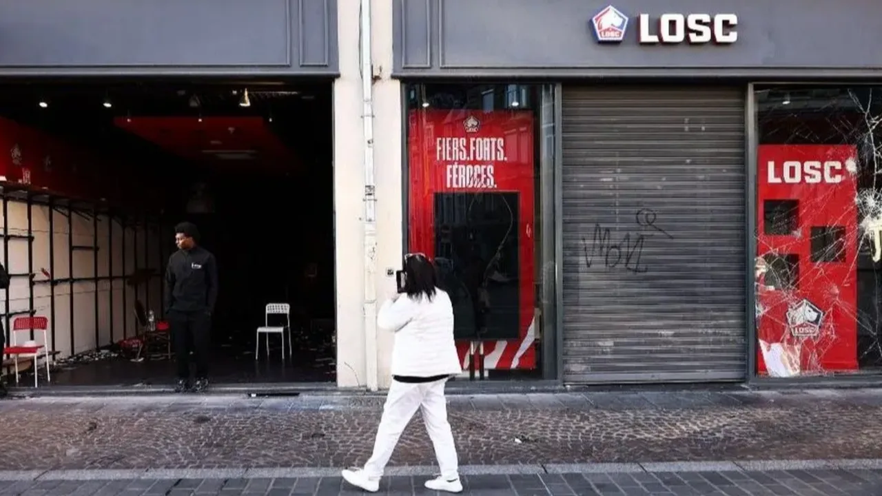 Toko Resmi LOSC Lille Dijarah Demonstran, Jersey Curian Dijual Online Toko Resmi LOSC Lille Dijarah Demonstran, Jersey Curian Dijual Online