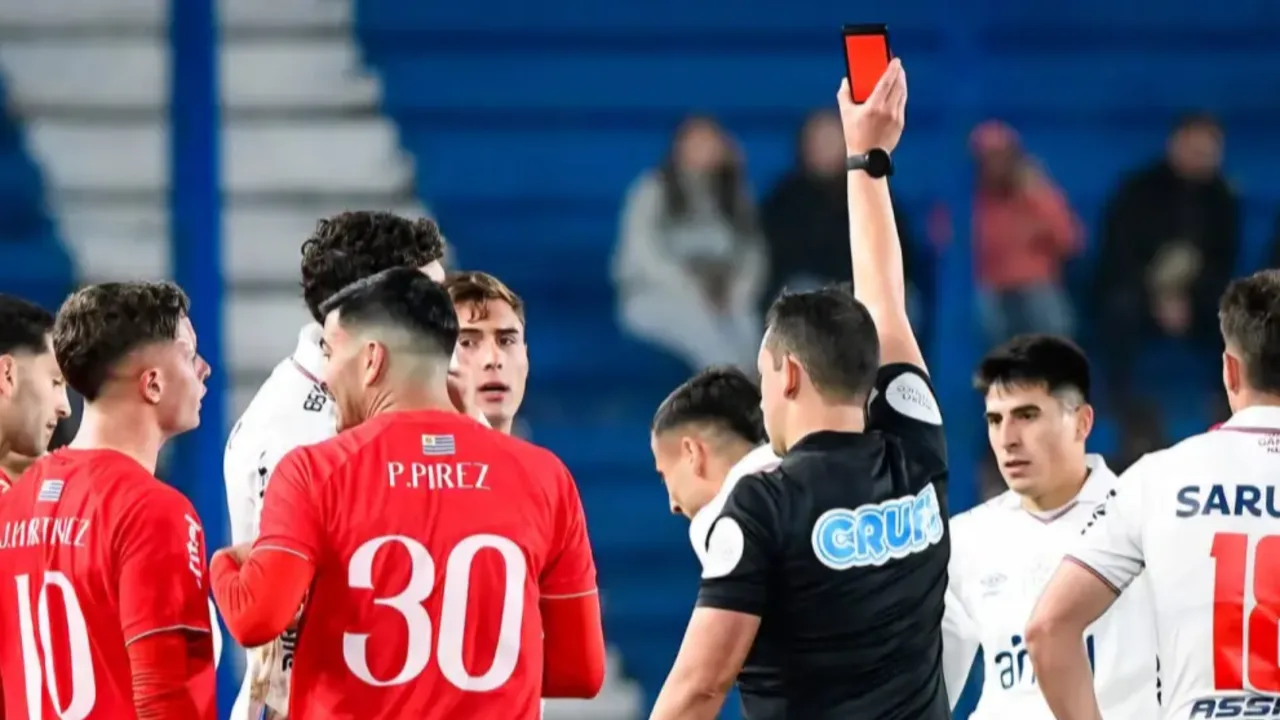 Inovasi Baru di Uruguay, Wasit Sepak Bola Mulai Pakai Kartu Digital Inovasi Baru di Uruguay, Wasit Sepak Bola Mulai Pakai Kartu Digital